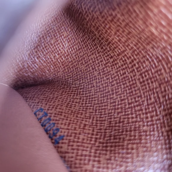 Louis Vuitton 6-Ring Key Holder - Picture 13 of 14